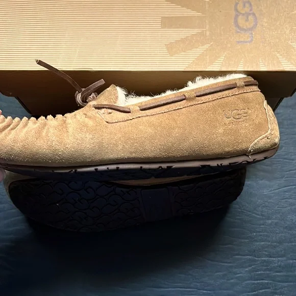 Ugg Women's Dakota Moccasin Size 5
- Chestnut Style Number 5296 - Picture 9 of 13